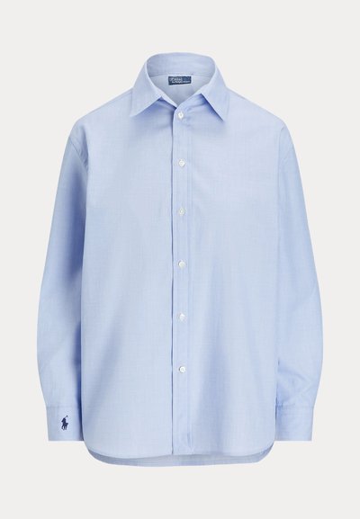 Ανοιχτό μπλε πουκάμισο με κουμπιά σε βαμβακερό ύφασμα, με κλασικό γιακά, μακριά μανίκια και μικρό κεντημένο λογότυπο στον καρπό.