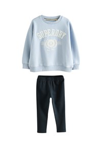 Šviesiai mėlynas džemperis su briaunuotais rankogaliais, ant kurių balta spalva užrašytas "SUPERDRY" tekstas ir logotipas, derinamas su juodomis tampriomis tamprėmis.