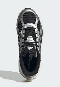 Čierna a strieborná športová obuv s sieťovinovým zvrškom, výraznými šnúrkami, polstrovanou podrážkou a značkovaním "CLOUDFOAM" na vnútorných stielkach.