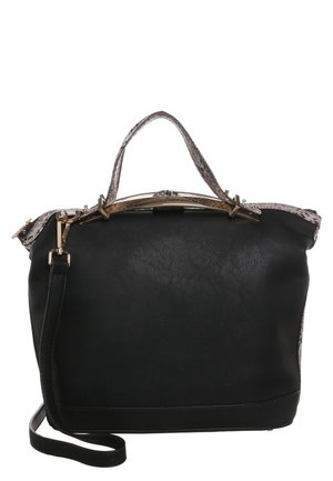 Sac à main en similicuir noir avec une surface texturée, accents imprimé serpent, ferrures dorées, poignées doubles et bandoulière amovible.