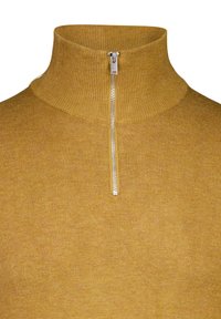 Maglione a collo alto in maglia a coste giallo senape con zip argentata al collo, caratterizzato da una texture liscia e un design aderente.