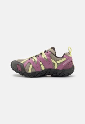 Trail løbesko med beige mesh, pink og gule syntetiske overlays, sort robust sål og træksløjfe ved hælen, med Merrell mærke på siden.