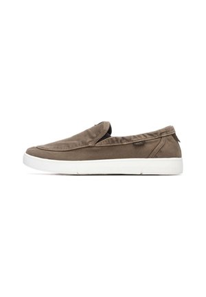 Zapato slip-on de lona marrón con punta redonda y suela de goma blanca. Cuenta con inserciones elásticas para ponerse fácilmente y etiqueta de marca en el lateral.