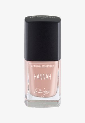 Nacktes rosa Le Duigou Cosmetique Nagellackfläschchen mit der Aufschrift "Hannah", schwarzem Deckel und durchsichtigem Glasbehälter.
