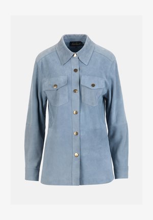 Világoskék szarvasbőr dzseki hosszú ujjakkal, galléros nyakkivágással, két mellzsebbel és aranyszínű gombokkal az elején. Simább textúra.