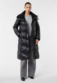 Giubbotto imbottito nero con design strutturato, grande colletto e motivo trapuntato. Presenta una finitura lucida e chiusura con zip frontale.