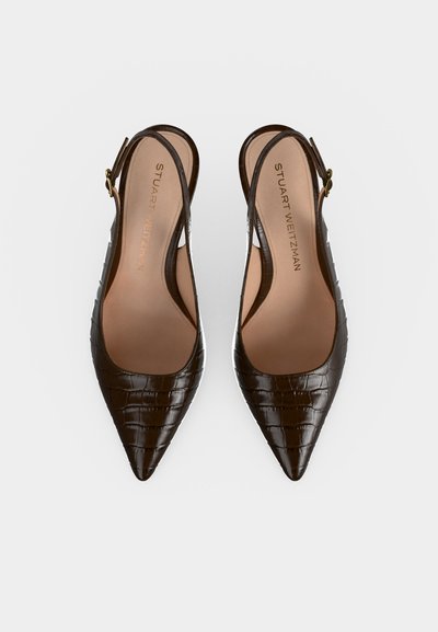 Paire d’escarpins slingback pointus marron foncé avec texture crocodile et petite boucle dorée sur fond blanc.