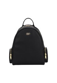 Zaino in pelle nera dalla forma arrotondata, con cerniere e accessori dorati. Ha tasche laterali e una maniglia superiore per il trasporto.