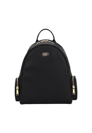 Zaino in pelle nera dalla forma arrotondata, con cerniere e accessori dorati. Ha tasche laterali e una maniglia superiore per il trasporto.