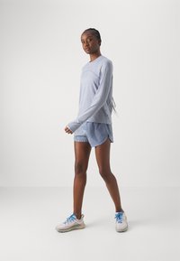 Nike Performance SWIFT TOP - Langærmet T-shirt - lt armory blue/ashen slate/htr/(reflective silv)