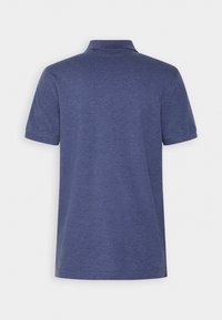 Marineblå polo skjorte laget av mykt stoff, med krage og kort ermer. Enkelt design med teksturert overflate og uten synlige mønstre.