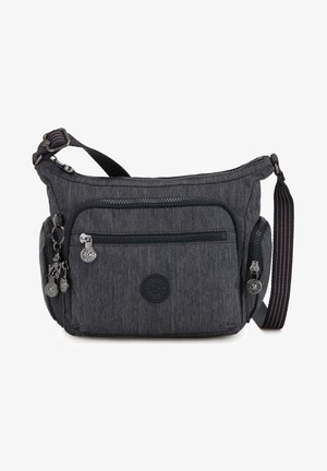 Schwarze, strukturierte Crossbody-Tasche mit einem Reißverschluss oben, einer Fronttasche, Seitentaschen und einem verstellbaren Tragegurt mit roten Akzenten.