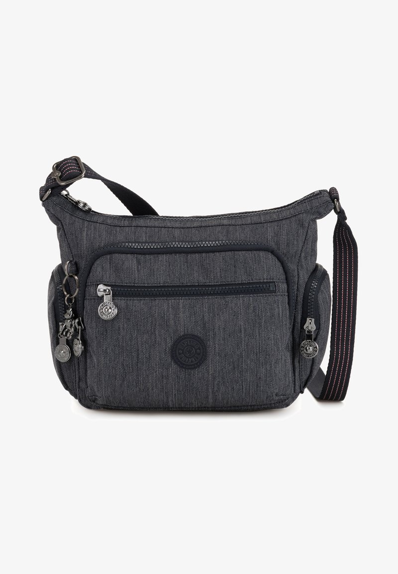 Schwarze, strukturierte Crossbody-Tasche mit einem Reißverschluss oben, einer Fronttasche, Seitentaschen und einem verstellbaren Tragegurt mit roten Akzenten.