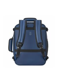 Mochila azul marino con correas acolchadas para los hombros, detalles negros, cierre de cremallera, asa lateral y un logo que simboliza materiales reciclados.