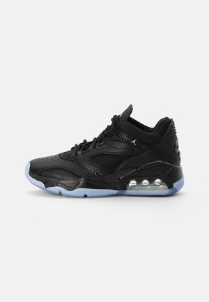 Czarny sneaker typu mid-top Air Jordan z przezroczystą podeszwą i widoczną amortyzacją Air Max na jasnoszarym tle.