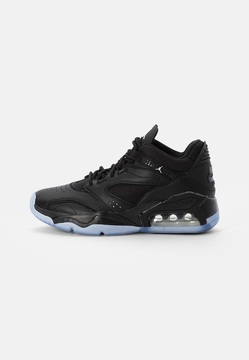 Basket Air Jordan mid-top noire avec semelle translucide et amorti Air Max visible sur fond gris clair.