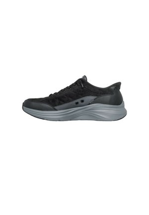 Sneaker nero low-top con parte superiore in tessuto trapuntato, suola spessa imbottita grigia e chiusura con lacci, mostrato dal lato esterno.