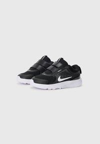 Schwarze Nike Sportschuhe mit oberem Material aus Mesh und Synthetik, zwei schwarzen Klettverschlussriemen, weißer Sohle und reflektierenden Akzenten an der Seite.