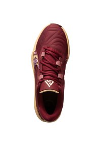 Scarpa sportiva rossa con tomaia testurizzata, chiusura con lacci e suola in gomma naturale. Presenta il logo sulla linguetta e una grafica colorata sul pannello laterale.