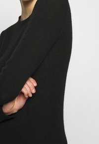 Theory Sweter