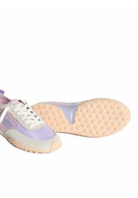 Zapatillas deportivas ligeras con parte superior de malla y ante en púrpura, gris y rosa. Suela de goma texturizada con agarre estampado. Logo "HOFF" en el lateral.