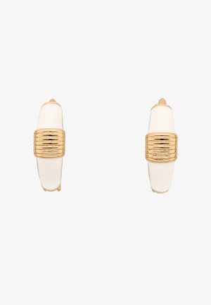 Witte en gouden clip oorbellen met een gladde witte langwerpige vorm en een getextureerde gouden band rond het midden.