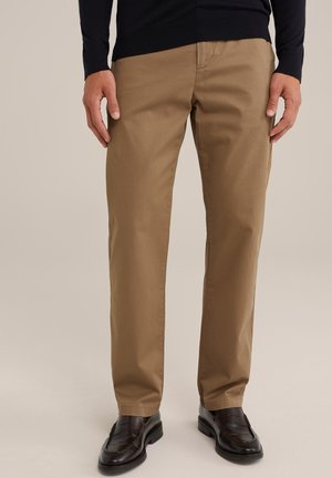Chaki chinos pagaminti iš medvilnės, su klasikiniu kirpimu, su plokščiu priekiniu dizainu, šoninėmis kišenėmis ir lygiu paviršiumi. Suderinti su tamsiais loafers.