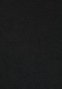 Czarna, deninowa tkanina o gładkiej teksturze i ukośnym wzorze, wykazująca lekkie wariacje w odcieniu i połysku.