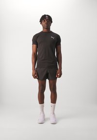 Puma EVOSTRIPE - Jednoduché tričko - puma black
