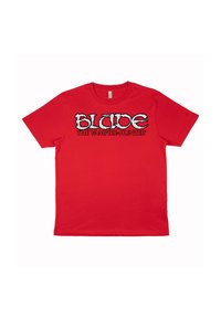 T-shirt en coton rouge avec un grand texte graphique "BLADE LE CHASSEUR DE VAMPIRES" en noir et blanc, col rond, manches courtes.