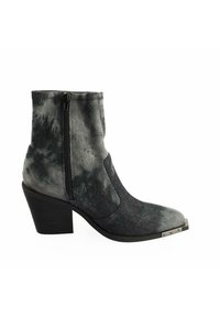 Botines hechos de denim gris con un acabado texturizado, que cuentan con una cremallera lateral y un tacón medio tipo bloque, acentuados con una puntera metálica.
