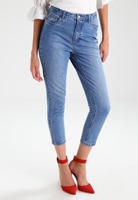 Džíny s vysokým pasem, světle modré denimové, se zúženou nohavicí a neobšitým lemem. Přední kapsy a klasické zapínání na knoflík. Texturovaná bavlněná tkanina.