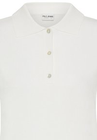 Polo blanc côtelé avec trois boutons beige et un col ouvert, étiqueté Pulz Jeans.