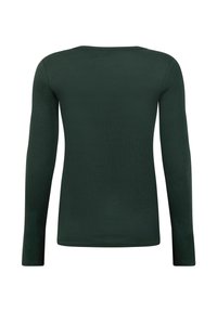Langemouwtop van diepgroene katoen, met een gladde textuur en een eenvoudig ronde halsontwerp. De achteraanzicht toont aansluitende mouwen en een zoom.
