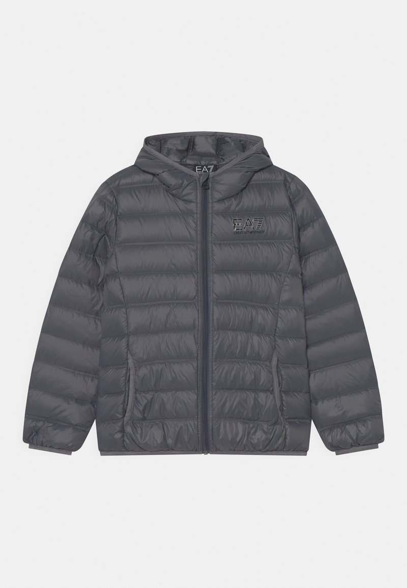 Szara kurtka z ociepleniem, kapturem, przednim zamkiem i logiem na piersi. Gładka tekstura, elastyczne mankiety oraz boczne kieszenie dla funkcjonalności.