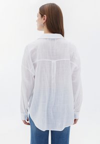 OXXO WITH POCKET - Blusa - white
