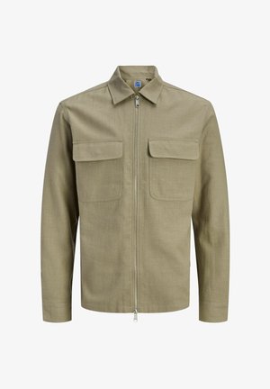 Khaki lange mouwen jas met kraag, twee klepzakken aan de voorkant en een centrale zilveren ritssluiting.