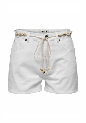 Hvite denimshorts med strikk i livet, prydet med et dekorativt skjellbelte og knapper i kobberfarge på frontlommene.