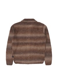 Maglione a righe marroni realizzato in morbido tessuto testurizzato, con colletto e polsini a coste. La parte posteriore presenta bande di colore marrone chiaro e scuro alternate.