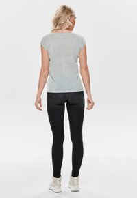 ONLY ONLSILVERY V NECK NOOS - T-shirt basic - morning mist