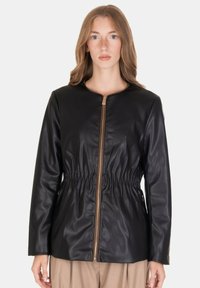 Giacca nera in ecopelle con scollo tondo, apertura frontale con zip e vita arricciata. Presenta maniche lunghe e una texture liscia.