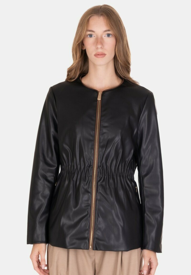 Giacca nera in ecopelle con scollo tondo, apertura frontale con zip e vita arricciata. Presenta maniche lunghe e una texture liscia.