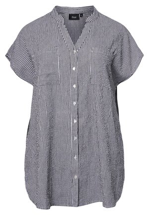 Chemisier à manches courtes à rayures verticales noires et blanches, boutonné, avec col mandarin et poches poitrine.