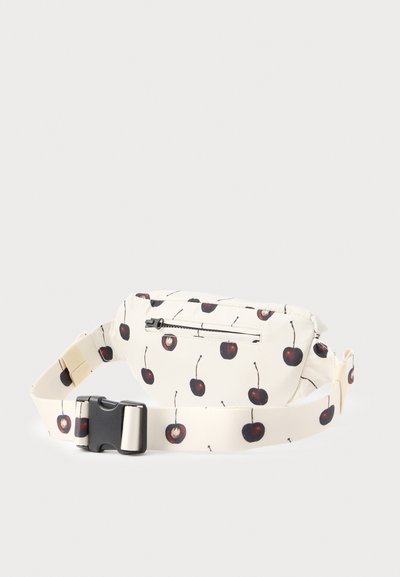 Λευκή υφασμάτινη τσάντα μέσης με μαύρο φερμουάρ και μοτίβο κερασιού, ρυθμιζόμενο λουρί με μαύρη πλαστική πόρπη σε ουδέτερο φόντο.