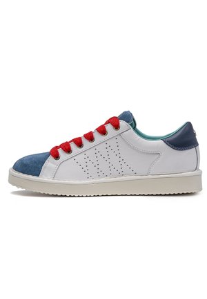 Zapatillas para hombre con parte superior de cuero blanco, puntera de ante azul, cordones rojos y acentos perforados. Suela de goma con talón en contraste.