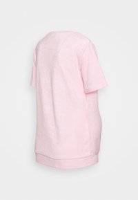Camisa rosa de manga curta com decote redondo, feita de tecido macio e texturado. Apresenta um corte relaxado e uma bainha reta.