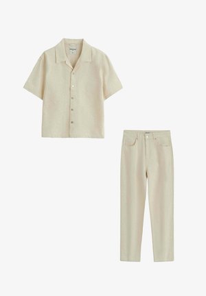 Chemise beige à manches courtes boutonnée avec col et pantalon droit taille haute assorti sur fond blanc.