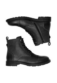 Czarne skórzane botki za kostkę z okrągłym noskiem, sznurowanym przodem, bocznym zamkiem błyskawicznym oraz teksturowaną gumową podeszwą. Ozdobione detalami w postaci przeszyć po bokach.