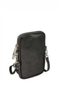 Sac banane en cuir noir de forme rectangulaire, fermeture éclair et quincaillerie argentée. Comprend une bandoulière amovible et une finition texturée.