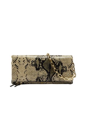 Beżowo-czarna torebka kopertowa we wzór węża, z teksturowaną powierzchnią, złotym łańcuszkiem oraz zamkiem błyskawicznym na dole.